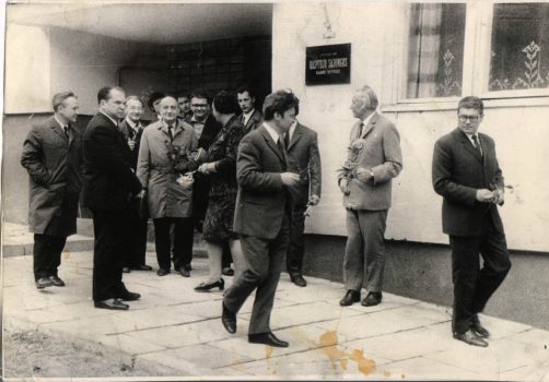 LRS Kauno skyriaus įkurtuvės Maironio gatvėje 1971 m. birželio 14 d. Iš kairės: J. Jaruševičius, A. Umbrasas, A. Liepsnonis, V. Drazdauskas, R. Samulevičius, A. Baltakis, J. Narkevičiūtė, V. Martinkus, A. Drilinga, J. Grušas, Alf. Bieliauskas. Petro Palilionio nuotrauka