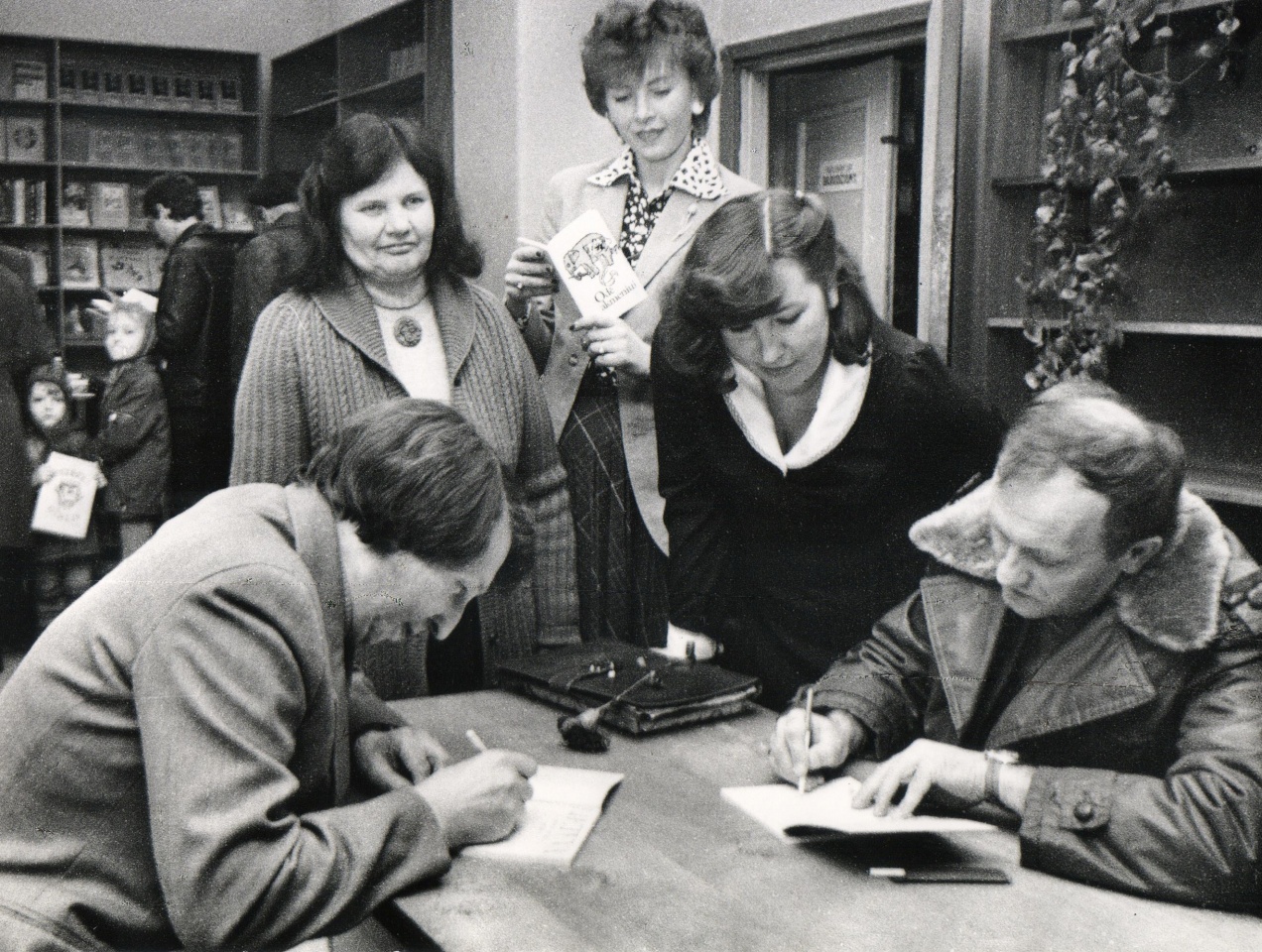 R. Klusas ir A. Dabulskis dalija autografus knygyne „Pažanga“