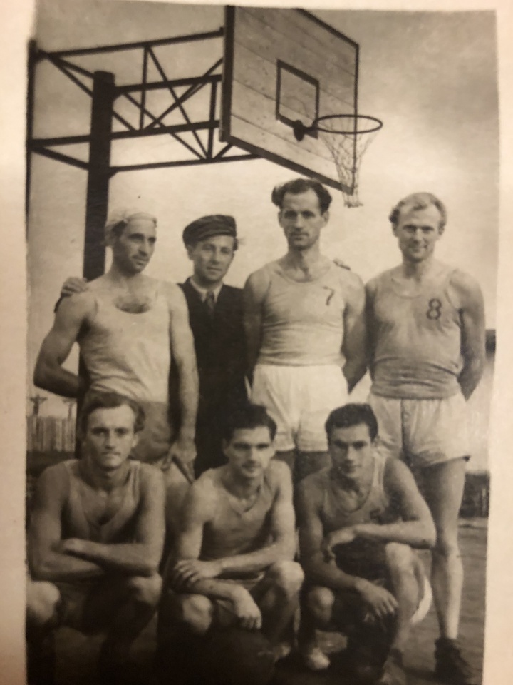 Aleksas Dabulskis, kalinių krepšinio komanda Omsko lageryje