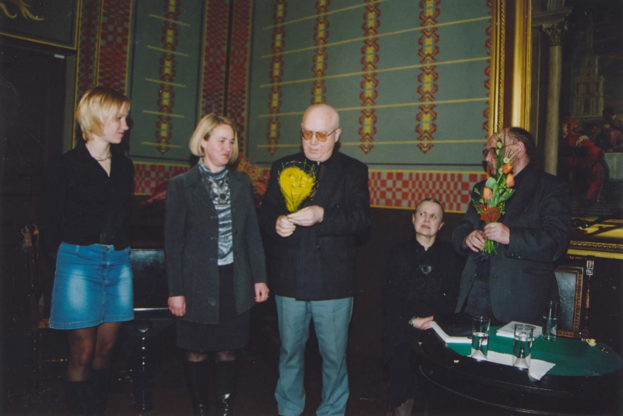 Nijolė Raižytė sveikinama įstojusi į Lietuvos rašytojų sąjungą