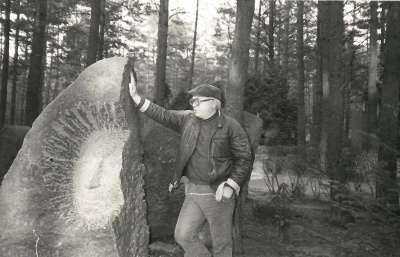 Petras Palilionis prie antkapinio paminklo Juozui Grušui