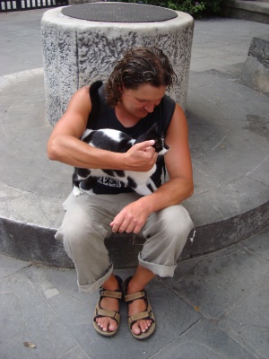 Tomas Šinkariukas su kolega katinu Rodo saloje